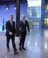 El ministro Dmytro Kuleba (izq.) y el secretario general de la OTAN, Jens Stoltenberg, ayer en Bruselas.