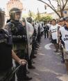 Fuerzas de seguridad vigilan a integrantes de la organización Polo Obrero, ayer.