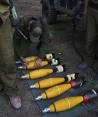 Fuerzas israelíes muestras armas decomisadas al rival, ayer.