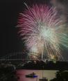 Fuegos artificiales explotan sobre el puente de la bahía de Sydney al inicio de las celebraciones de Año Nuevo en Sydney, Australia, el 31 de diciembre 2023. (AP Foto/Mark Baker)