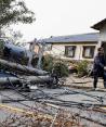 Un hombre camina por una carretera dañada mientras se dirige a su pueblo Soryomachi, aislado tras el terremoto, en Wajima, prefectura de Ishikawa, Japón.