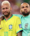 Neymar mandó ayuda a Dani Alves antes de su juicio.