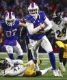 Josh Allen corre con el balón para marcar una de las anotaciones con las que los Bills ganaron, ayer.