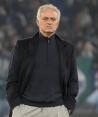 El entrenador de la Roma, José Mourinho, en el césped durante el calentamiento previo al partido de cuartos de final de la Copa de Italia frente a Lazio, en el Estadio Olímpico de Roma