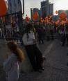 Con globos anaranjados judíos celebran el cumpleaños de Kfir, el rehén más joven que se llevó Hamas.