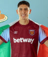 Edson Álvarez come tamales con sus compañeros del West Ham