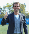 Iván Alonso llega al Estadio Azul caminando y la afición lo recibió de buena forma