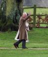 El rey Carlos de Inglaterra saluda mientras llega a un servicio religioso en la iglesia de Santa María Magdalena en la finca de Sandringham, en el este de Inglaterra, Gran Bretaña, 11 de febrero de 2024.