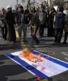 Manifestantes iraníes queman una bandera de Israel.