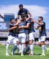 Futbolistas de la UNAM celebran el triunfo, ayer.