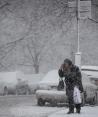 Un residente caminan contra el viento ante la severa tormenta invernal, ayer.