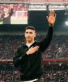 Edson Álvarez en su homenaje del Ajax.