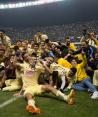 Futbolistas del América festejan el título de Liga MX que ganaron en el Apertura 2014, entre los que estaba el argentino Rubens Sambueza.