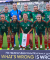 Futbolistas de México antes de un partido en la Copa Oro Femenil.