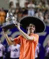 Álex de Miñaur sostiene el trofeo que lo acredita como campeón del Abierto Mexicano de Tenis 2024.