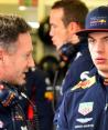 Max Verstappen y Christian Horner hablan durante un gran premio de F1