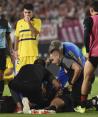 Javier Altamirano, de Estudiantes de La Plata es asistido por el cuerpo médico del equipo en el partido de fútbol en contra de Boca Juniors en La Plata, Argentina, el domingo 17 de marzo de 2024