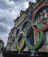 Los anillos olímpicos frente al ayuntamiento de París, en donde se realizan los Juegos Olímpicos de 2024