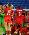 Jugadoras de la selección de Canadá celebran la medalla de oro en Tokio 2020