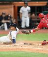 Una acción del Diablos Rojos del México vs New York Yankees, segundo juego de la serie en CDMX