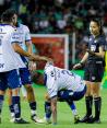 Jugadores del Puebla después de una derrota en el campeonato.