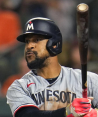 Byron Buxton, de los Minnesota Twins casi es atropellado por una botarga de salchicha