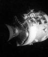 El módulo de servicio (SM) del Apolo 13 gravemente dañado, fotografiado desde el módulo lunar/módulo de mando. Un panel completo del SM fue volado por la explosión de un tanque de oxígeno.