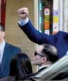 El magnate saluda a simpatizantes con el puño en alto en un acto político tras el segundo día de su juicio en Manhattan, ayer.