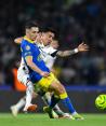 Álvaro Fidalgo y Leo Suárez luchan por el balón en el clásico capitalino entre Pumas y América en Ciudad Universitaria.