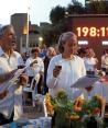 Israelíes realizan una ceremonia por las víctimas previo a la Pascua judía o Pesaj, ayer.