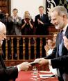 El escritor recibe el Premio Cervantes de manos del rey Felipe, en España.