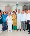 La gobernadora de Guerrero, Evelyn Salgado (centro), ayer con personal de la nueva clínica de Ometepec.