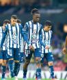 Jugadores de los Tuzos abandona la cancha del Estadio Azteca la semana pasada en la semifinal de ida.