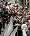 Palestinos hacen fila para comprar pan en la ciudad de Gaza, el pasado 18 de abril.
