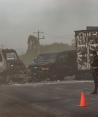 Policía de Zacatecas observan, ayer, los camiones que grupos criminales incendiaron en la madrugada.