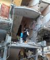 Entre inmuebles semidestruidos en Rafah, residentes buscan ayuda y refugio, ayer.