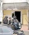 La policía eslovaca escolta, ayer, al presunto sospechoso de atacar al primer ministro el pasado miércoles.