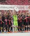 Jugadores del Bayer Leverkusen celebran con el trofeo de campeón de la Bundesliga al final del encuentro ante el Augsburg en el BayArena en Leverkusen