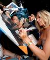 Scarlett Johansson reparte autógrafos a algunos de sus admiradores.
