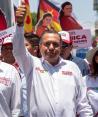 Ricardo Moreno Bastida camina junto a su esposa Rocío y sus hijos durante el cierre de campaña en Toluca.