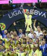 Henry Martin levanta el trofeo de la Liga MX y el de Campéon de Campeones, ayer.