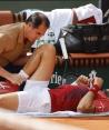 Novak Djokovic recibe asistencia médica en su rodilla derecha durante el partido contra Francisco Cerúndolo en los octavos de final del Abierto de Francia