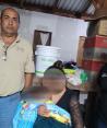 Agentes de la Policía resguardan a familiares de la víctima.