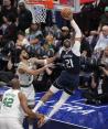 Daniel Gafford (21), de los Dallad Mavericks, y Jayson Tatum (0), de los Boston Celtics, durante el Juego 4 de las Finales NBA 2024.