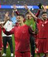 Arda Güler, centro, celebra la victoria de Turquía ante Georgia en la Eurocopa 2024