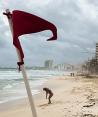 Una bandera roja ondea en la playa Gaviota Azul de Cancún, ayer.