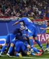 Futbolistas  italianos celebran el gol de último segundo, ayer,