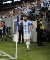 El delantero argentino Lionel Messi cobra un tiro libre durante el partido contra Chile por el Grupo A de la Copa América 2024