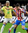 Niña ingresó a la cancha para abrazar a Andreas Pereira en el Paraguay vs Brasil de la Copa América 2024.