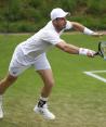 El tenista inglés en el entrenamiento de ayer, previo a su posible participación en Wimbledon.